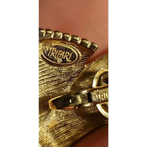 Vintage Crown Trifari Textured Gold Tone Folded Clip on Huggies Earrings Signed - Picture 12 of 13